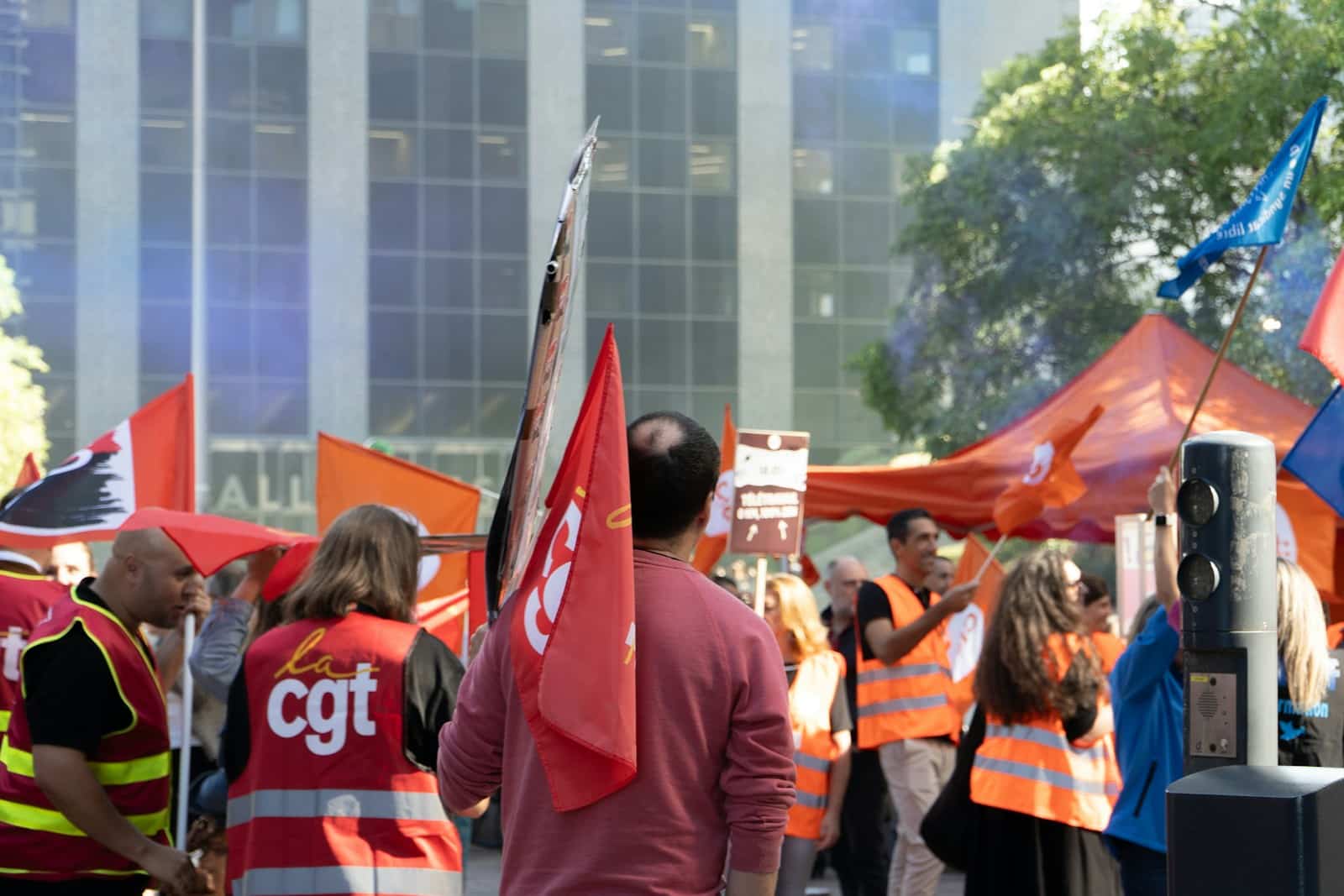 Representantes sindicais analisando denúncia trabalhista em ambiente de diálogo e confidencialidade.